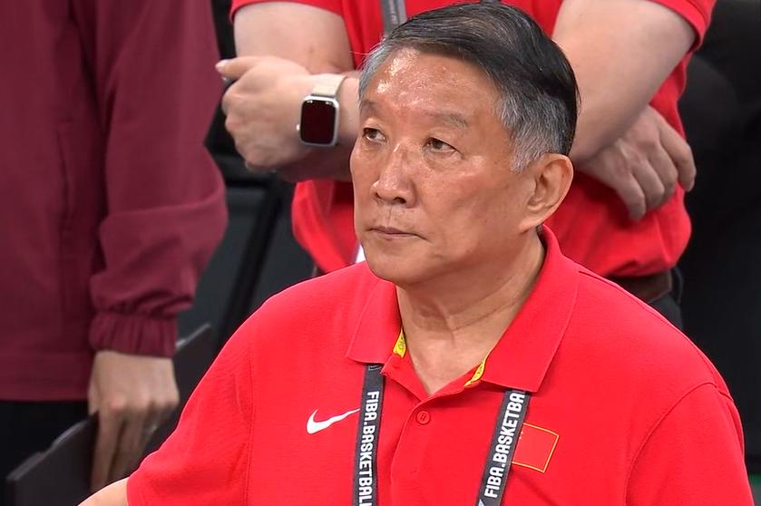 就在晚间时, 教中国男篮