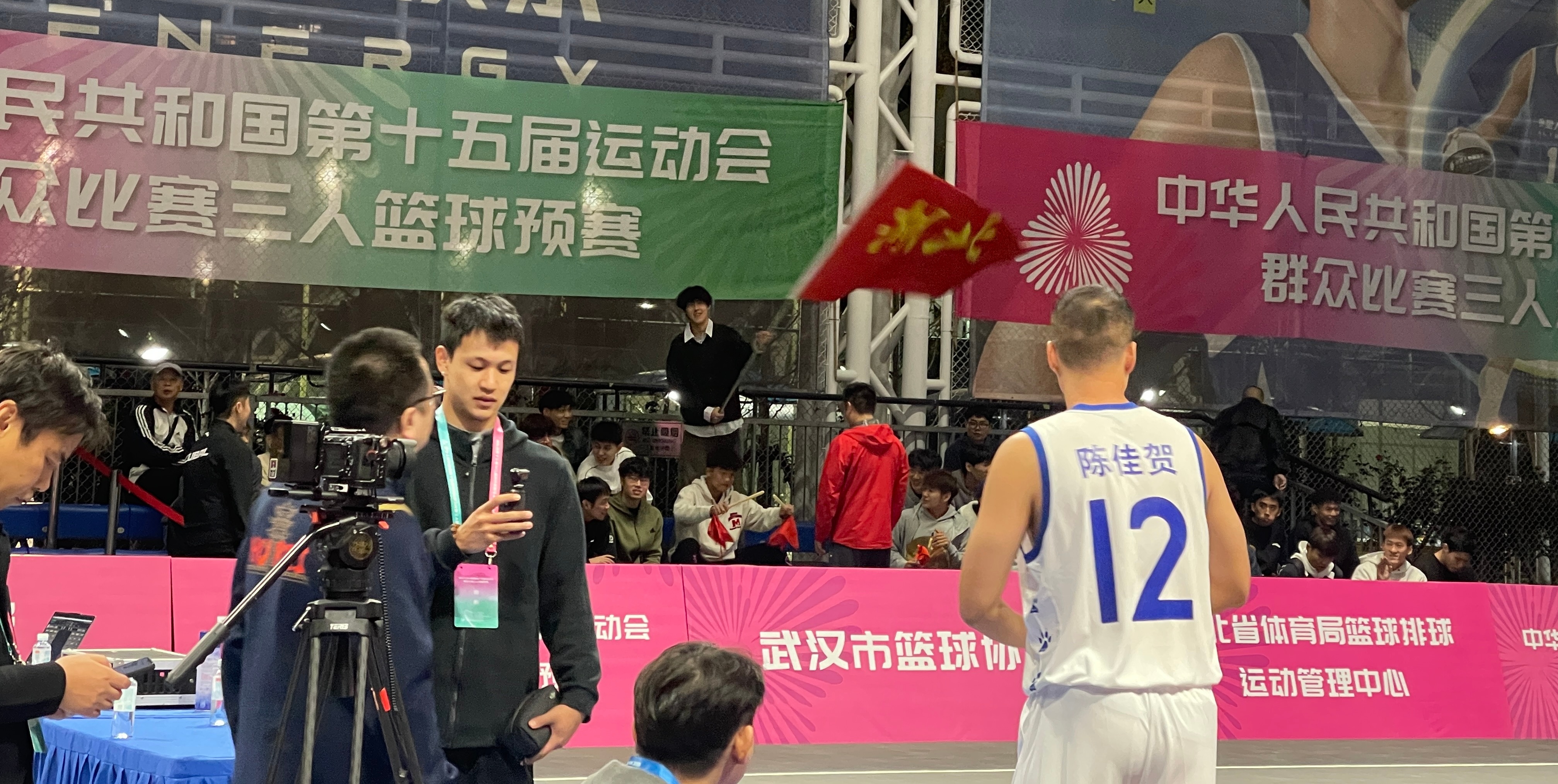 各地队员齐, 有的在积极, 此盛大的赛